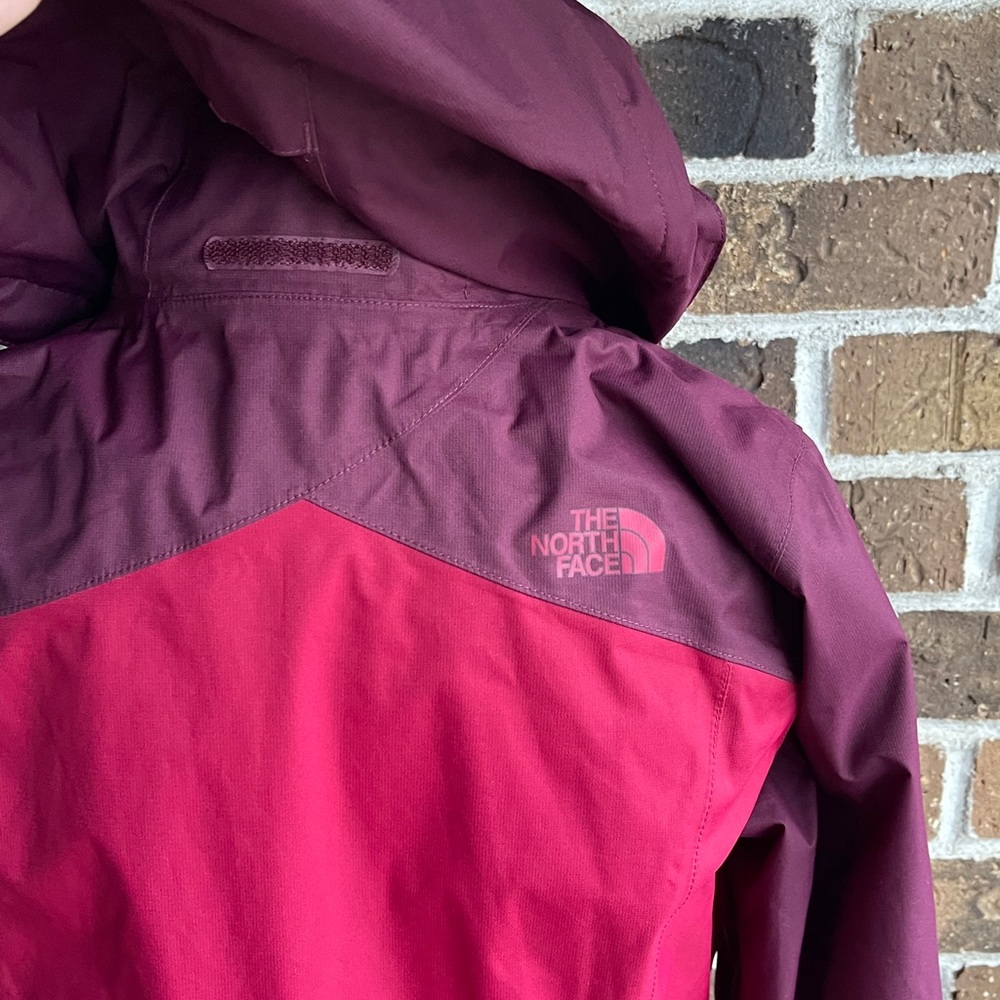 THE NORTH FACE Burgundy and Red Windbreaker Jacket - Picture 8 of 12